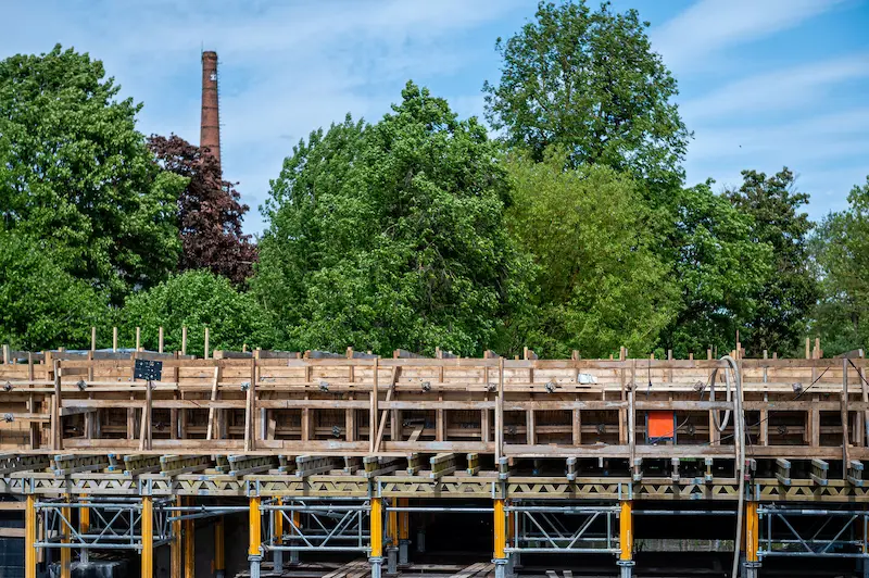 Cantilever scaffolding