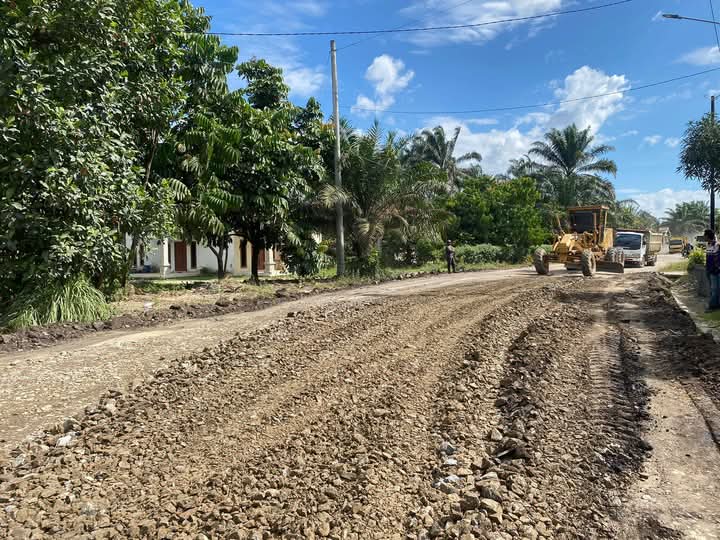 Jalan Rusak di Daerah Air Molek-Peranap, Riau