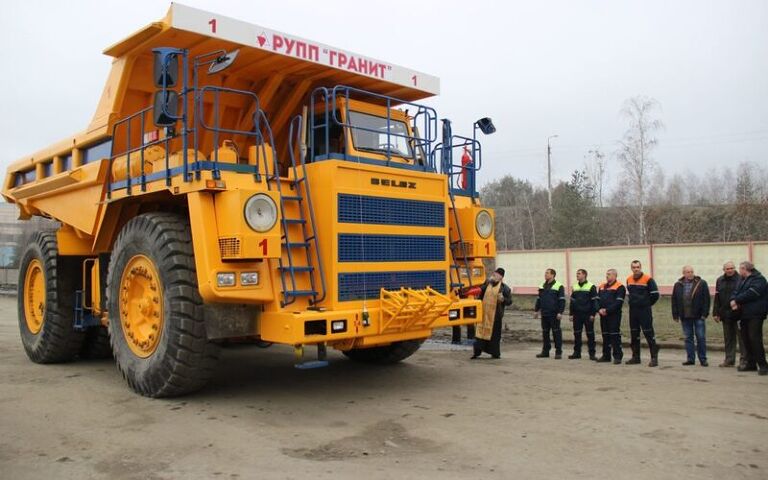 dump truck di area pertambangan