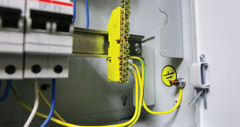 Mengapa Grounding Panel Kontrol dan Proteksi Motor Listrik