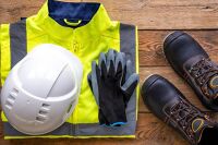 Menerapkan Standar Keamanan dengan Personal Protective Equipment pada Pekerjaan Instalasi Listrik