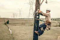 Potret Sehari-hari Seorang Electrical Lineman