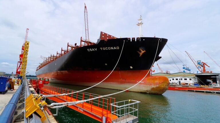 proses docking kapal (https://www.rivieramm.com/news-content-hub/news-content-hub/malaysian-shipyard-adds-new-dry-dock-for-ships-up-to-400000-dwt-62510)