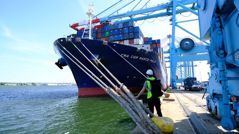 pekerjaan pada docking kapal (https://www.nydailynews.com/new-york/ny-marco-polo-largest-ship-new-york-20210520-fhbhm4hyeracplmh5fbwemenzq-story.html)