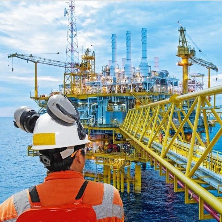 Aktivitas industri migas tidak hanya melibatkan pekerjaan teknis di lapangan, tetapi juga didukung oleh banyak peran non-teknik di balik layar.