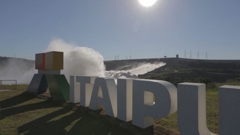 PLTA Bendungan Itaipu Brazil dan Paraguay