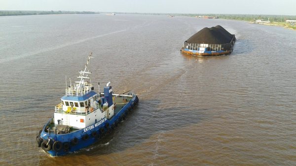 Kapal Tongkang Pengangkut Batu Bara