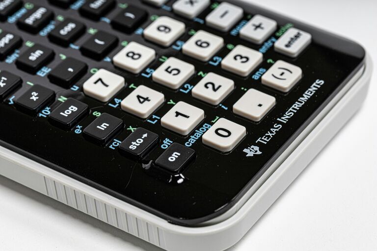 source : https://unsplash.com/photos/black-and-white-texas-instruments-calculator-3xwrg7Vv6Ts