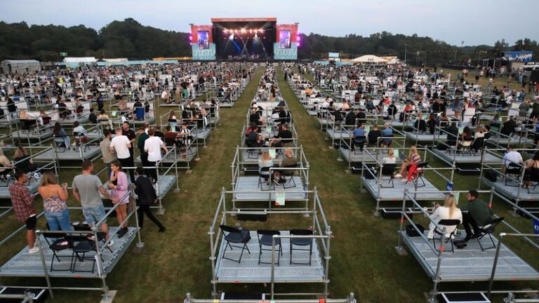 Konser Social Distancing Pertama di UK
